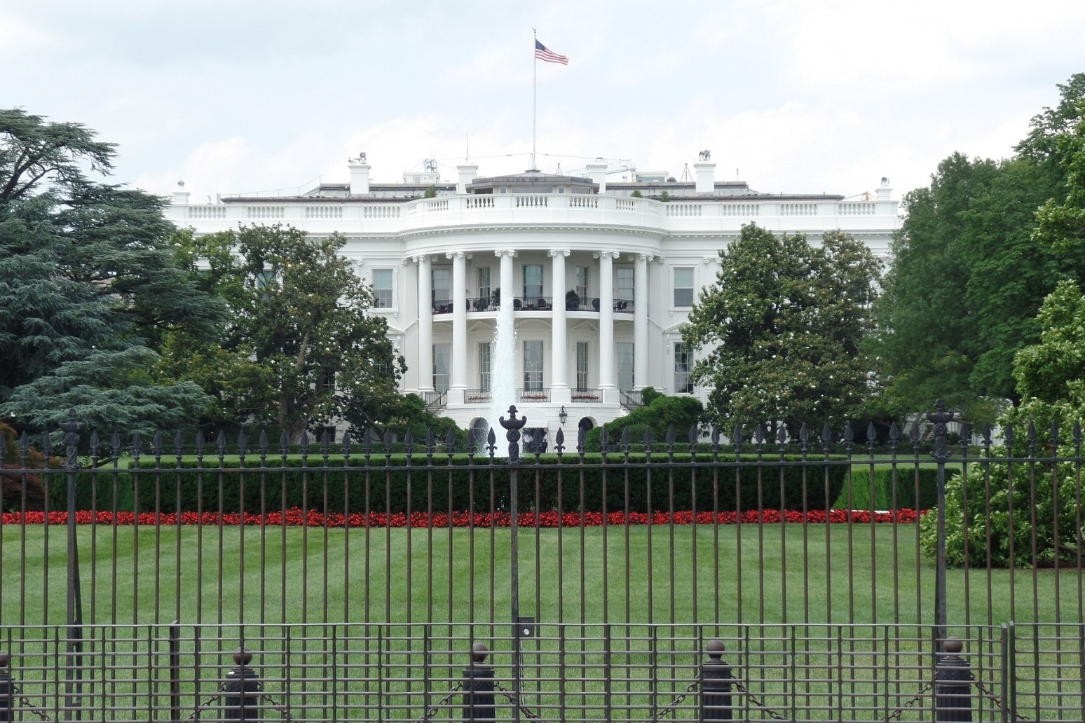 White House trio enter virus quarantine 